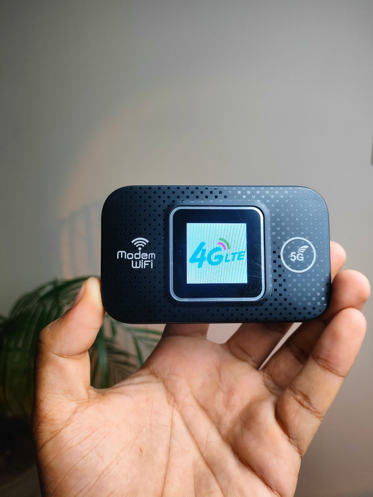 5G Display Pocket Router