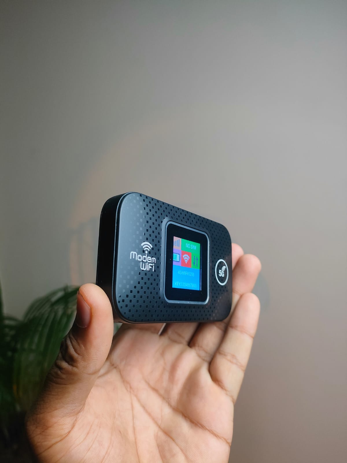 5G Display Pocket Router